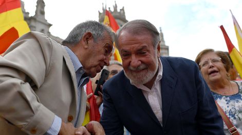 Jaime Mayor Oreja, a la derecha, durante una manifestación contra la independencia de Cataluña, convocada en 2017 en Madrid, en defensa de la unidad y la cultura española.