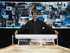 Magela Ferrero con su rollo de cientos de fotos impresas para las actividades de Horizontal. Magela Ferrero con su rollo de cientos de fotos impresas para las actividades de Horizontal.