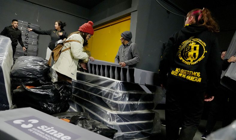 Voluntarios disponen colchones en el Palacio Peñarol, uno de los lugares de refugio que estableció el Sinae durante la alerta roja.