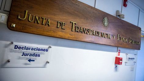 Cartel a la entrada de las oficinas de la Junta de Transparencia y Ética Pública. Fotos: Mauricio Zina / adhocFOTOS