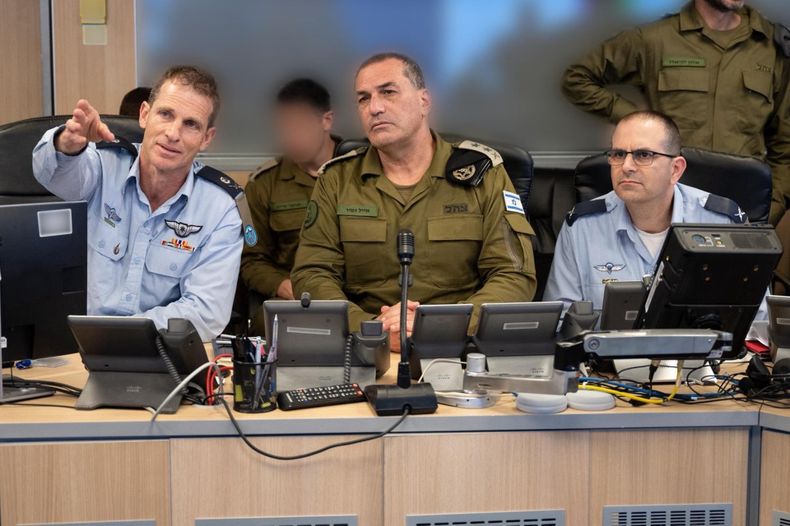 El jefe del Estado Mayor de las Fuerzas de Defensa de Israel y los comandantes superiores del ejército dirigen desde la sala de mando de la Fuerza Aérea las operaciones en Irán.