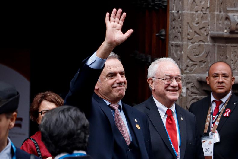 El presidente de Uruguay, Yamandú Orsi y el ministro de Relaciones Exteriores, Mario Lubetkin, salen del Palacio de TorreTagle, previo a los actos oficiales de la transmisión de mando e investidura de la presidenta electa de Perú, Keiko Fujimori.