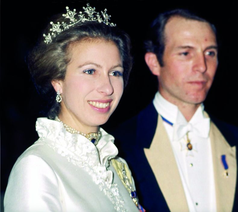 Después de divorciarse del capitán Mark Phillips, la princesa Anne entabló una relación que terminó en casamiento con Timothy Laurence, excaballerizo de la reina y su amor clandestino mientras aún duraba su primer matrimonio