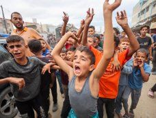 Niños palestinos celebran en Jan Yunis el 9 de octubre de 2025 tras la noticia de un nuevo acuerdo de alto el fuego en Gaza. Niños palestinos celebran en Jan Yunis el 9 de octubre de 2025 tras la noticia de un nuevo acuerdo de alto el fuego en Gaza.