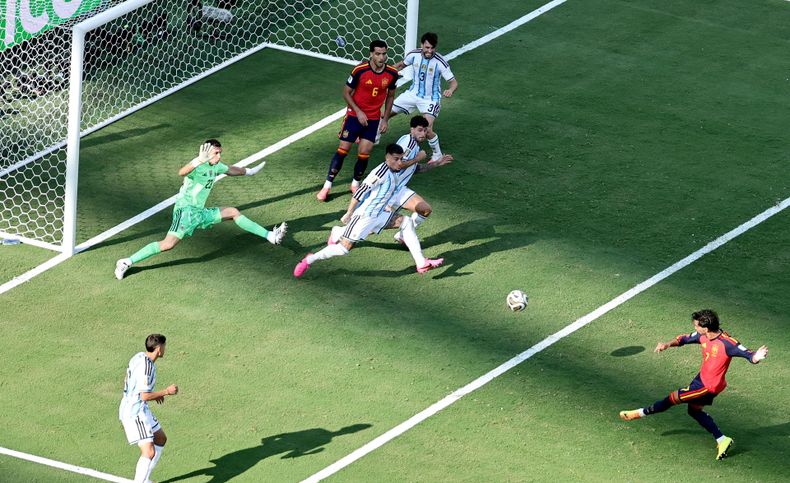 Ferran Torres anota el primer gol durante la final de la Copa Mundial de la FIFA 2026 entre España y Argentina.
