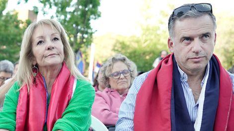 Carolina Cosse y Yamandú Orsi, durante un acto del Frente Amplio en el Buceo, el 19 de noviembre de 2023. . Foto: Javier Calvelo, adhocFOTOS