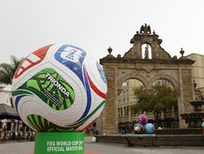 Un Mundial que se disputará en 16 ciudades de México, Estados Unidos y Canadá, entre ellas Guadalajara, donde se expone este balón gigante. Un Mundial que se disputará en 16 ciudades de México, Estados Unidos y Canadá, entre ellas Guadalajara, donde se expone este balón gigante.