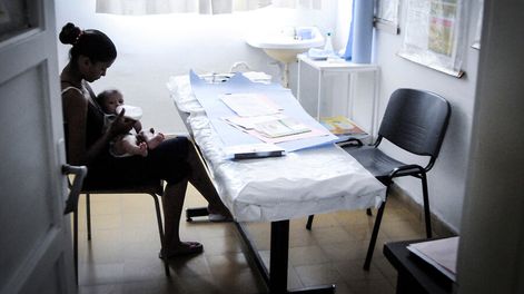 Una madre con su hijo en una consulta médica: el subsidio para los padres recientes es poco conocido y utilizado. Foto: Javier Calvelo / adhocFOTOS