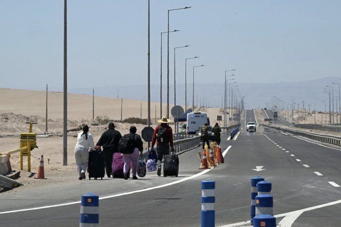 Migrantes caminan en dirección a Perú desde Chile, el 30 de noviembre de 2025.