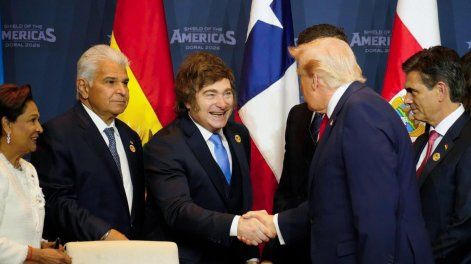 Javier Milei saluda a Donald Trump, este sábado, en Miami.