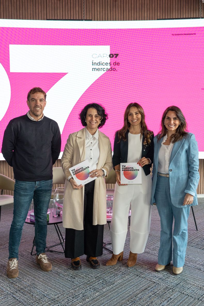 Alejandro Laborde, directora de la Licenciatura en Finanzas de la UCU Carla Pivel, autora Cecilia Bonino y decana de la Facultad de Empresas Isabelle Chaquiriand.