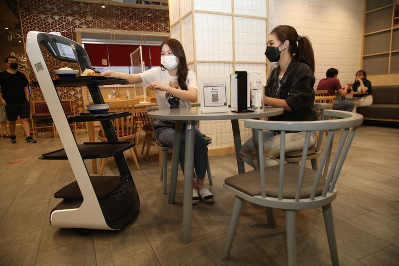 Un robot sirve platos a los clientes en el restaurante Katsuya del centro comercial CentralWorld de Bangkok, Tailandia.