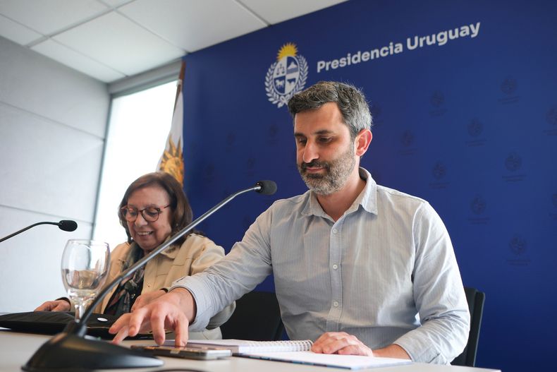 Ana Olivera y Daniel Caggiani tras una reunión de bancada en Suárez y Reyes, en agosto de 2025.