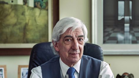 Waldemar Álvarez, vicepresidente de Gales, posa para Trayectorias. Foto: Adrián Echeverriaga