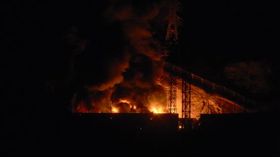 Imagen del incendio en Fuerte Tiuna, el complejo militar más grande de Venezuela, luego de una serie de explosiones en Caracas el 3 de enero de 2026. Imagen del incendio en Fuerte Tiuna, el complejo militar más grande de Venezuela, luego de una serie de explosiones en Caracas el 3 de enero de 2026.