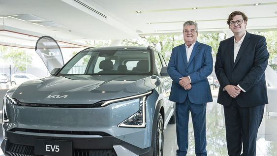 De Kia: presidente José Luiz Gandini y gerente general Martín Oyarzún De Kia: presidente José Luiz Gandini y gerente general Martín Oyarzún