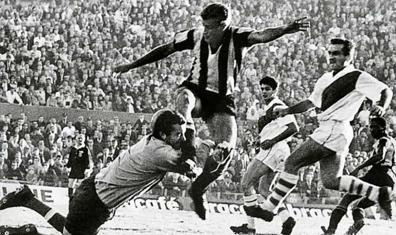 Libertadores 1966. Primera final, en Montevideo. Chocan Julio César Abbadie y Amadeo Carrizo.