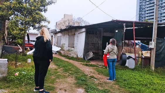 Militantes del Frente Amplio durante una recorrida por Malvín Norte. Militantes del Frente Amplio durante una recorrida por Malvín Norte.