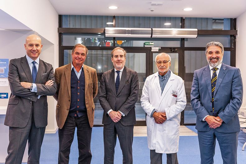 Responsable regional de Santander Carlos Rey, presidente del Consejo de Administración FPS Gerardo Zambrano, consejero delegado de Santander Héctor Grisi, médico asesor FPS Ney Castillo y country head de Banco Santander en Uruguay Gustavo Trelles