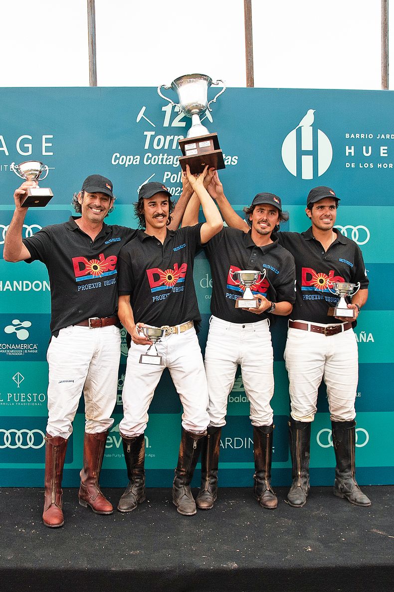 Los campeones de la Copa Cottage Huertas: Bernardo de Lisa y Augusto Fillat con Mauricio y Jorge Dos Santos
