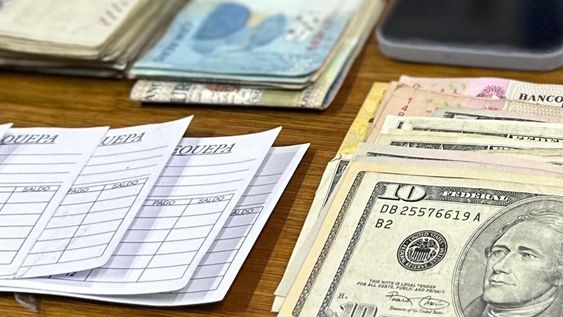 Material y dinero incautado a la red de prestamistas detenidos la semana pasada que operaban con la modalidad “gota a gota”. Material y dinero incautado a la red de prestamistas detenidos la semana pasada que operaban con la modalidad “gota a gota”.