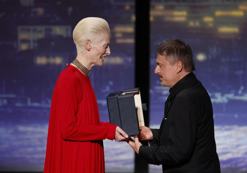 El director Cristian Mungiu recibió la Palma de Oro por Fjord de manos de Tilda Swinton durante la ceremonia de clausura del 79º Festival de Cine de Cannes.