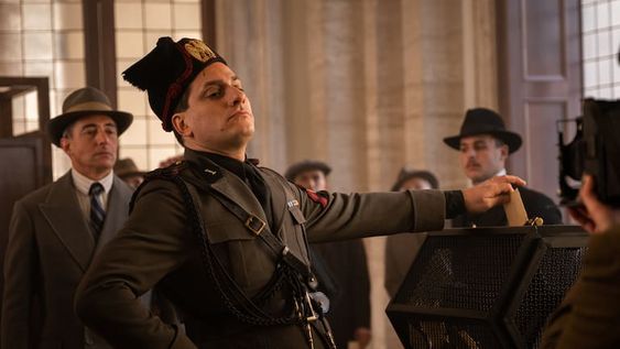 Luca Marinelli como Benito Mussolini. 