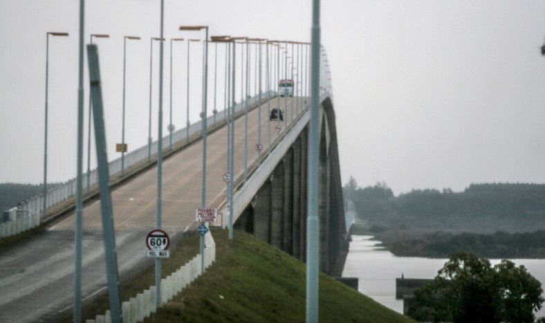 Puente San Martín, sobre la ciudad de Fray Bentos. Foto: Javier Calvelo / adhocFOTOS