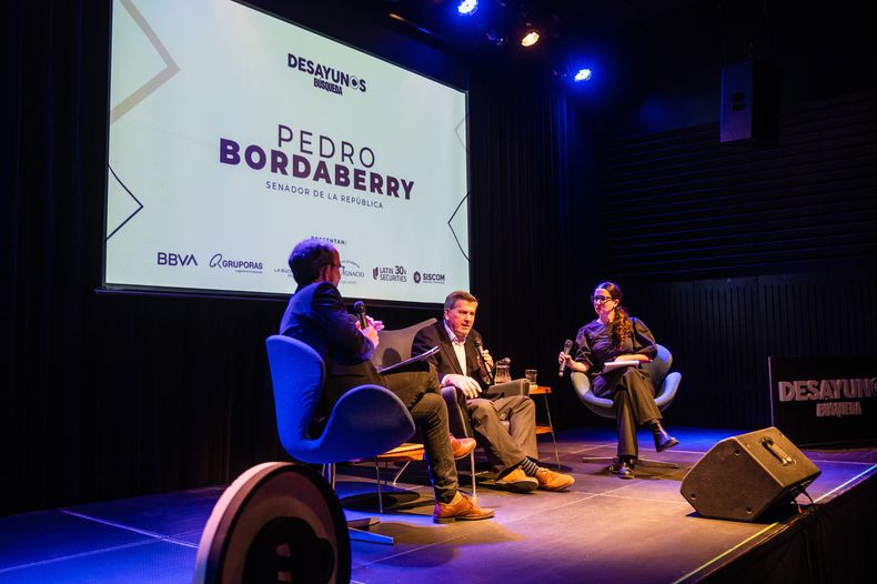 Director periodístico de Búsqueda Andrés Danza, senador Pedro Bordaberry y editora de política de Búsqueda Victoria Fernández