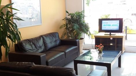 Televisión en la recepción de un hotel