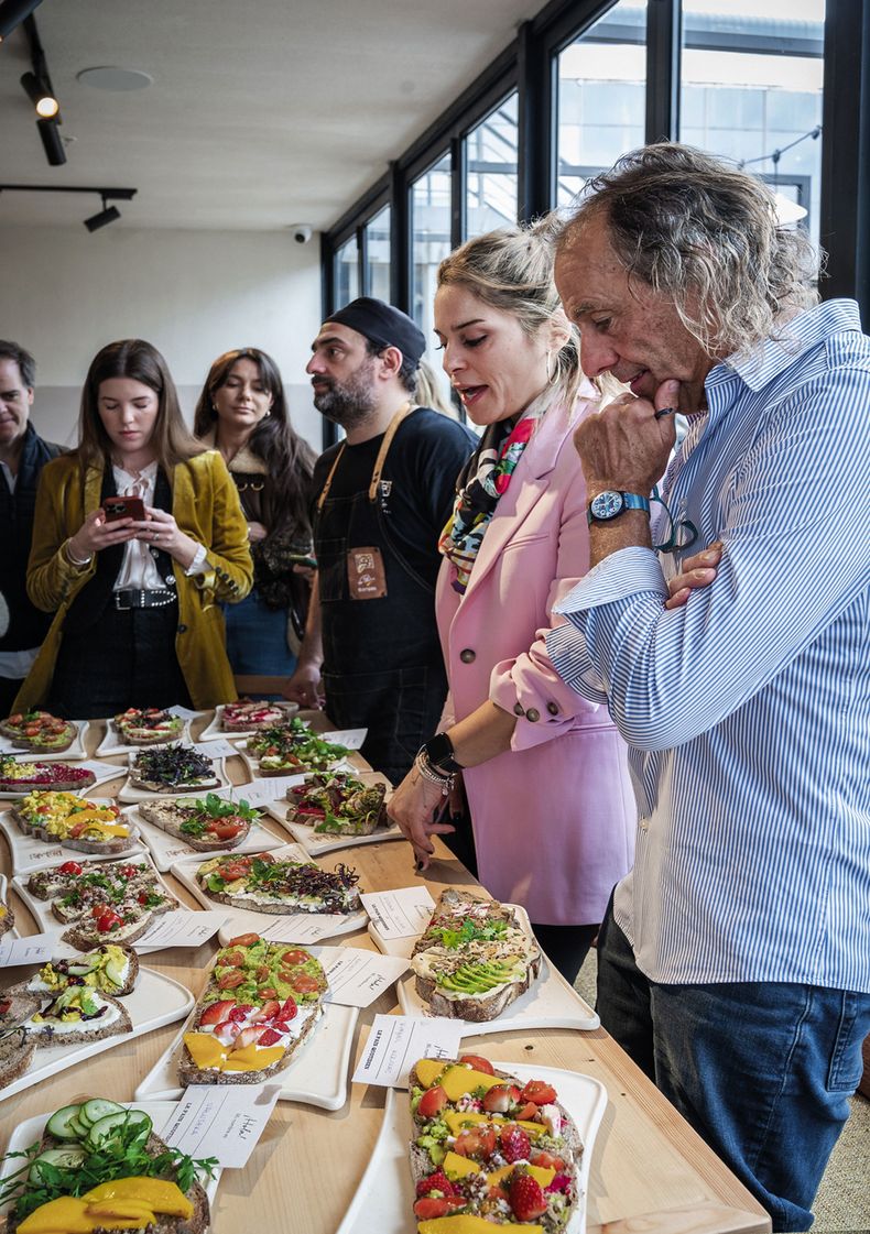 De Le Pain Quotidien: director de alimentos y Bebidas Charlie Mendoza, responsable de Marketing y Comunicación María Agustina Gutiérrez y fundador Alain Coumont