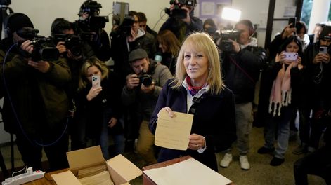 Carolina Cosse votando en las elecciones internas del 30 de junio de 2024&nbsp;