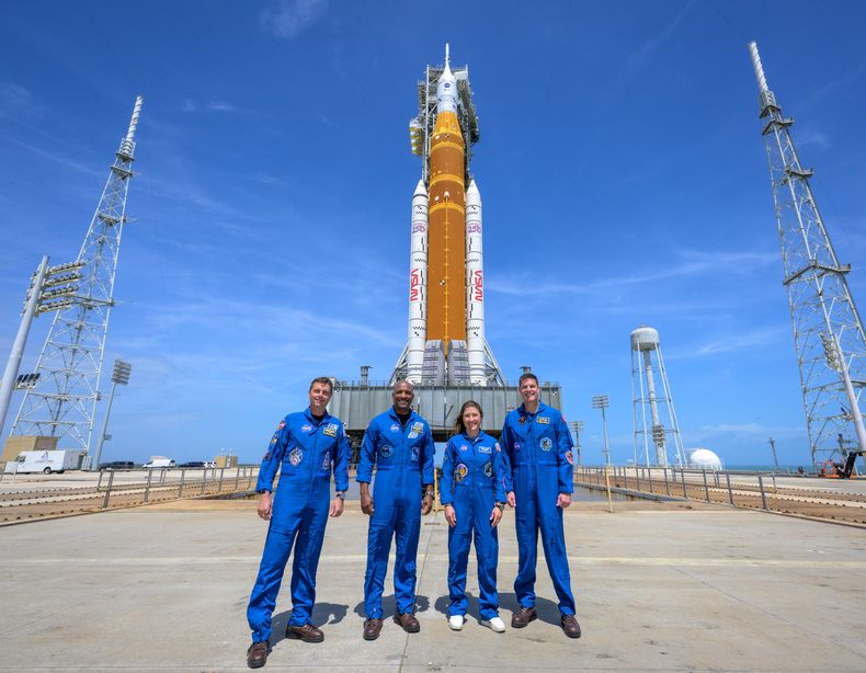 Los astronautas estadounidenses Reid Wiseman, Victor Glover y Christina Koch, y el canadiense Jeremy Hansen, el 30 de marzo de 2026 en Cabo Cañaveral, Florida.