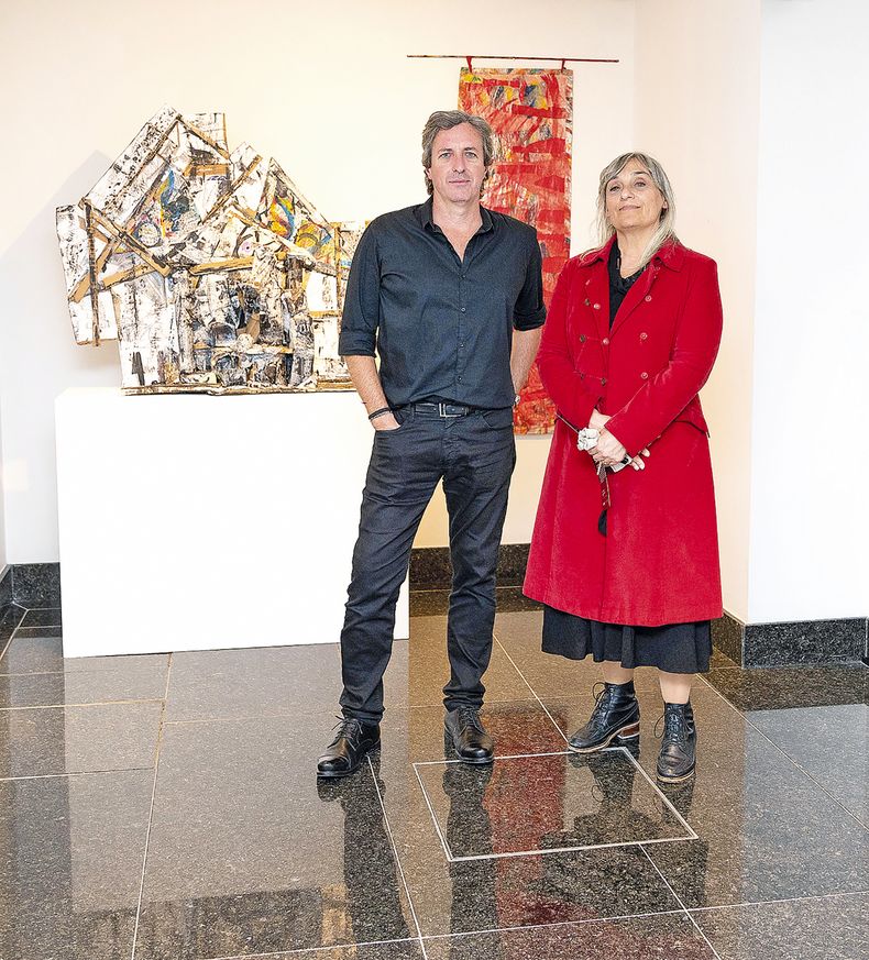 Curador de la muestra Marcelo Sienra con Rosana Malaneschii