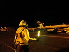 Ejercito de Estados Unidos realiza operaciones de vuelo nocturnas a bordo del USS George H.W. Bush (CVN 77) mientras transitan por el mar Arábigo.