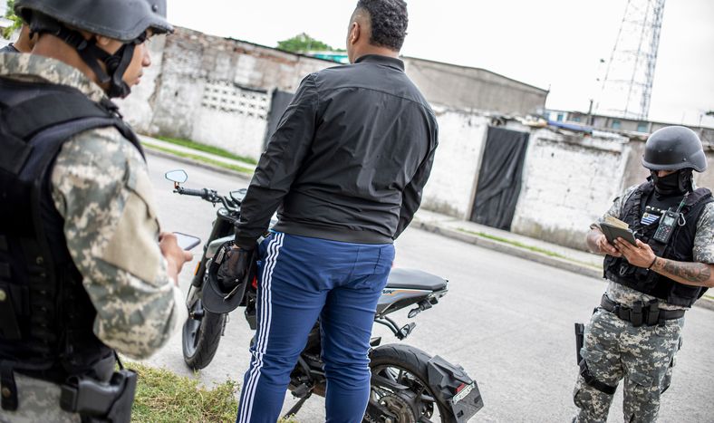 El Ministerio del Interior recomienda a sus policías que, al indagar a una persona, no asuman que es heterosexual