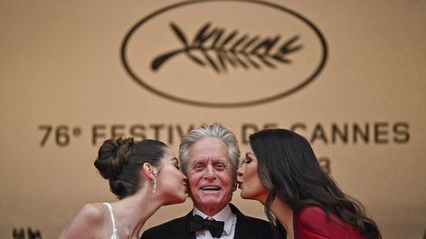 Michael Douglas llegó a Cannes junto a su esposa, Catherine Zeta Jones, y su hija Carys para recibir la palma honorífica. Foto: Loic Venance, AFP
