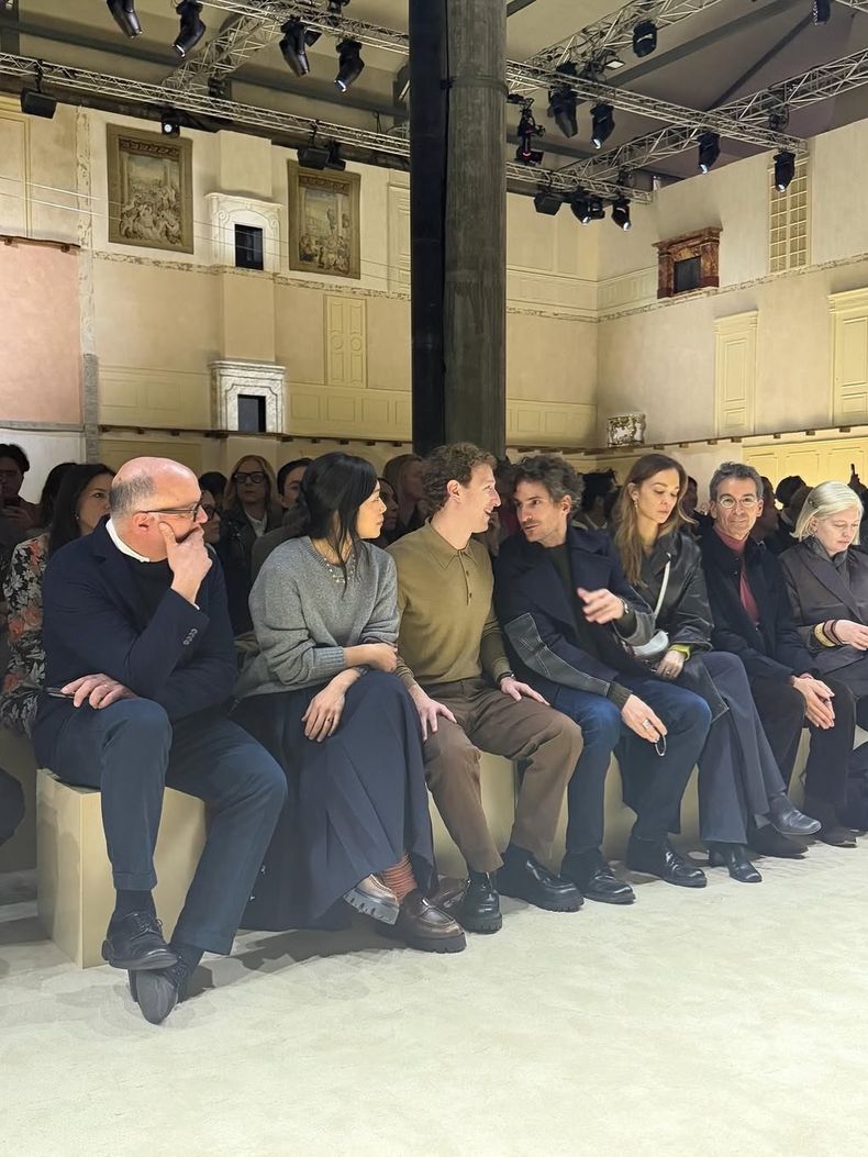 Se especula que la presencia de Zuckerberg en el desfile se debe a una inminente colaboración para presentar lentes inteligentes.