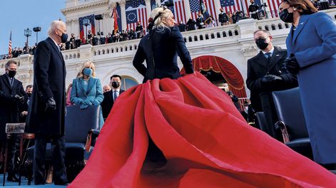 Lady Gaga llevó un vestido de Schiparelli Couture con una voluminosa pollera roja y una chaqueta de cashemere azul marino, tonos elegidos para hacer honor a la bandera estadounidense.