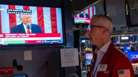 Un operador de la Bolsa de Nueva York, atento a los anuncios de ayer de Donald Trump