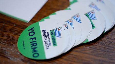 Promoción de la campaña de firmas contra la usura y por una deuda justa en el Palacio Legislativo. Foto: Javier Calvelo / adhocFOTOS