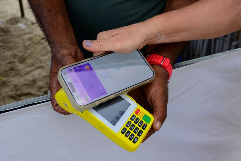 Una mujer paga una compra en la playa de Copacabana con el sistema de pago instantáneo Pix de Brasil, en Río de Janeiro, Brasil, el 9 de julio de 2026.