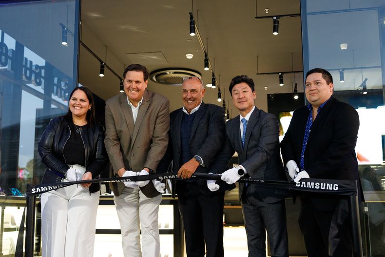 Autoridades de Samsung durante la inauguración del nuevo punto de venta&nbsp;