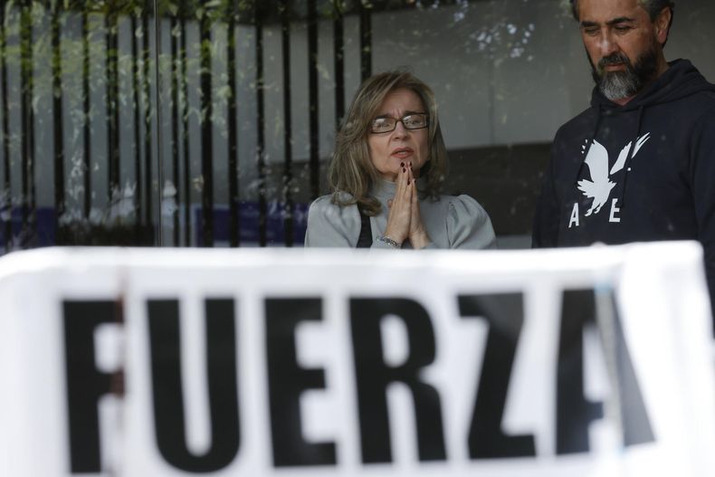 Una mujer reza por la salud del senador Miguel Uribe este lunes, en la Clínica Santa Fe de Bogotá en Bogotá (Colombia)
