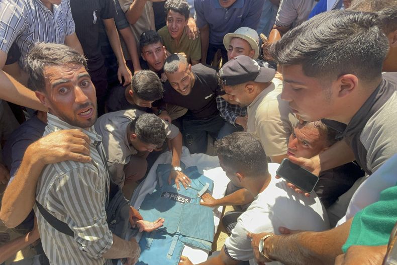 El número de periodistas asesinados el lunes 25 de agosto en el bombardeo israelí contra el Hospital Nasser, en el sur de Gaza, aumentó a cinco, después de que un reportero independiente, que trabajaba para diferentes medios, sucumbiera a sus heridas.