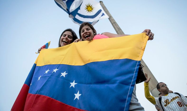 Venezolanos residentes en Uruguay manifestando en la plaza de la Democracia, en contra del gobierno de Nicolás Maduro