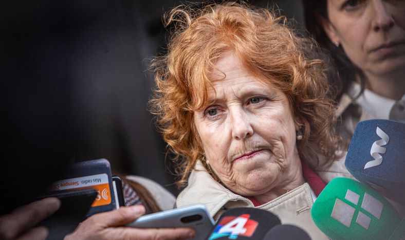 Alicia Ghione tras la audiencia por el “caso Penadés” en el juzgado de Juan Carlos Gómez en Montevideo. Foto: Mauricio Zina, adhocFOTOS