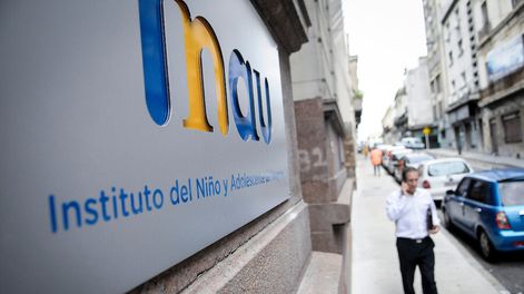 Fachada del INAU. Foto: Javier Calvelo / adhocFOTOS