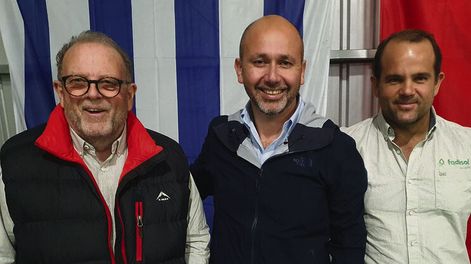 Carlos Foderé, Carlos Sandoval y Juan Foderé presentaron los detalles del acuerdo comercial entre Fadisol y Agrotop. Foto: Revista Verde