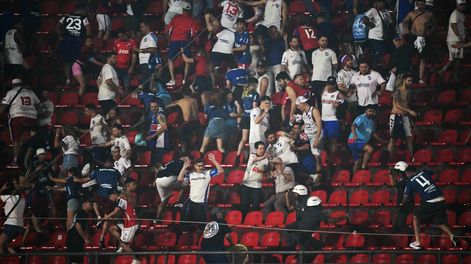 En la AUF sostienen que los episodios de represión policial a hinchas uruguayos en Brasil —como este de la Policía Civil de San Pablo contra hinchas de Nacional en el estadio Morumbi en 2024— son más frecuentes, pero reciben menos atención que los casos de racismo